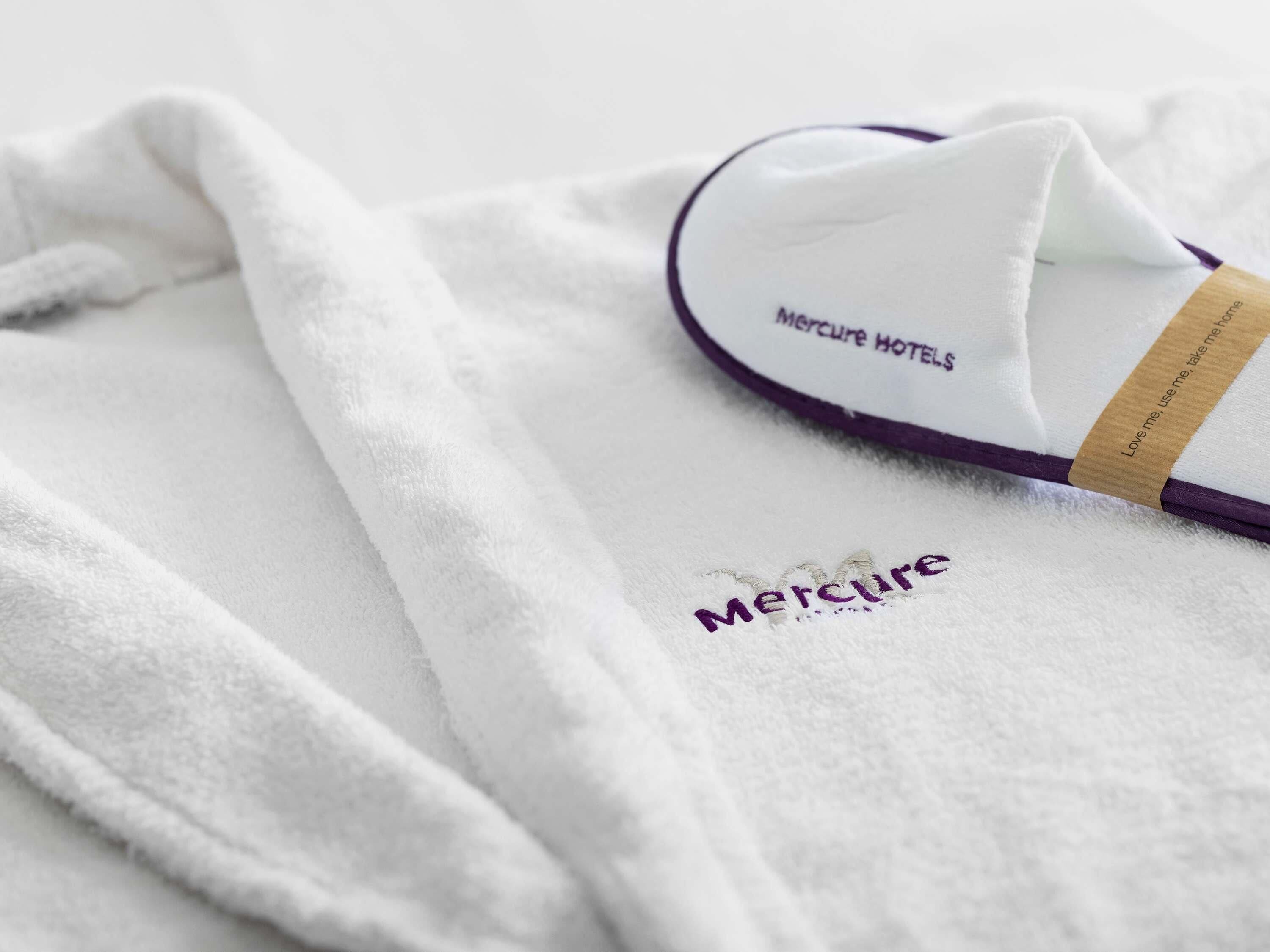 高档床上用品、迷你吧、客房内保险箱、办公桌