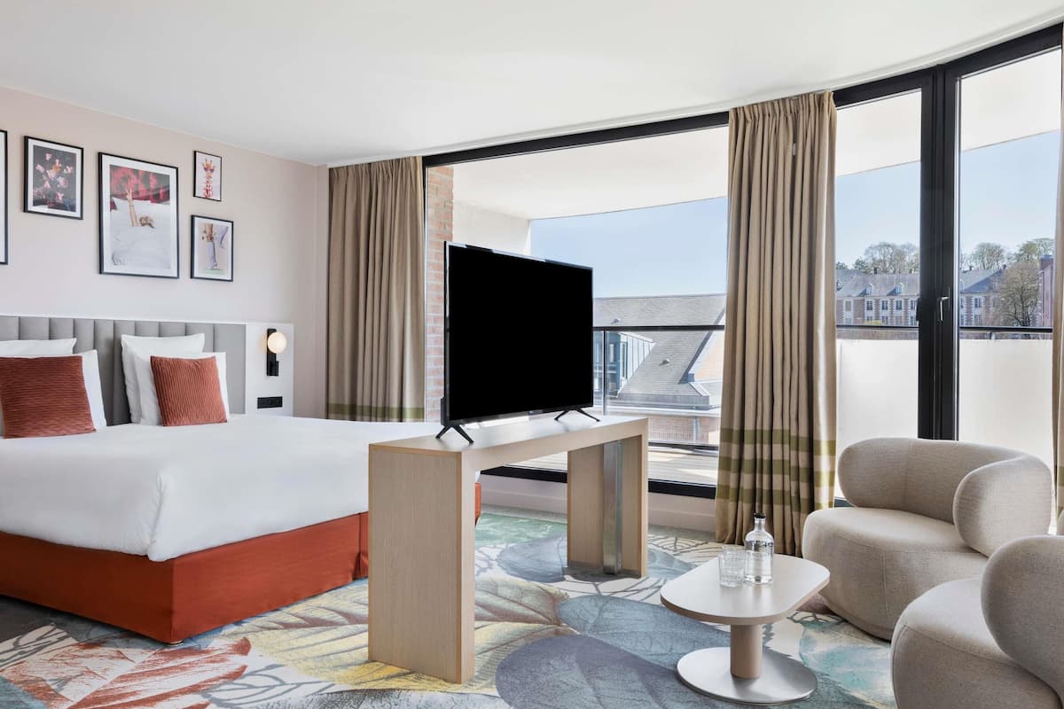 premium bedding, minibar, in-room safe, desk