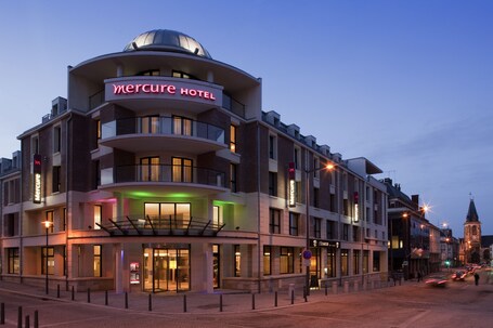 Fachada de la propiedad por la tarde o noche