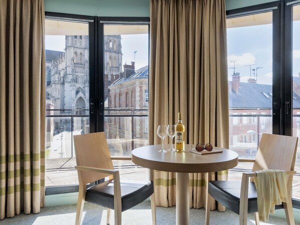 Suite, 1 King-Bett und Schlafsofa, Terrasse | Hochwertige Bettwaren, Minibar, Zimmersafe, Schreibtisch