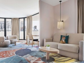 Luxe beddengoed, een minibar, een kluis op de kamer, een bureau
