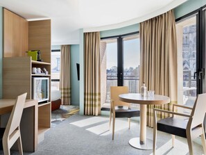 Suite, 1 cama King size y sofá cama, Terraza | Ropa de cama de alta calidad y minibar 