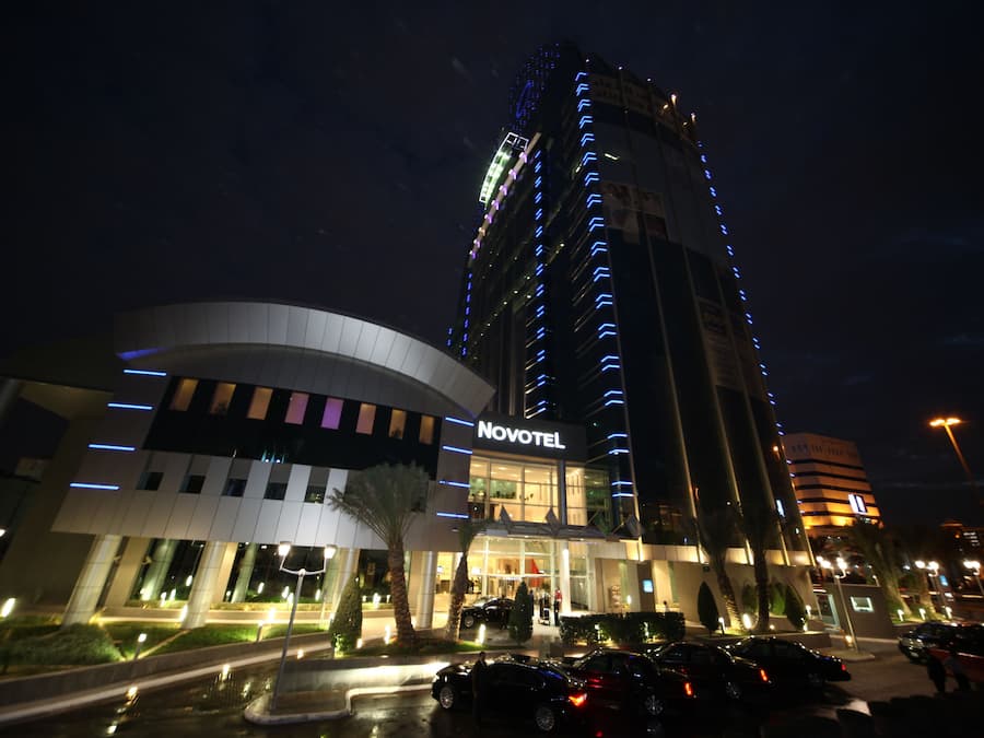 Fachada da propriedade à noite