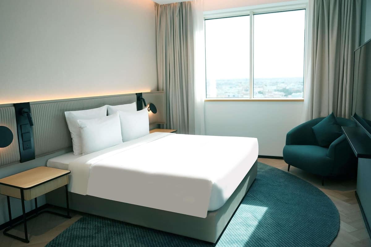 Hypo-allergenic bedding, minibar, in-room safe, desk