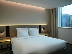 Ropa de cama hipoalergénica, minibar, caja fuerte y escritorio