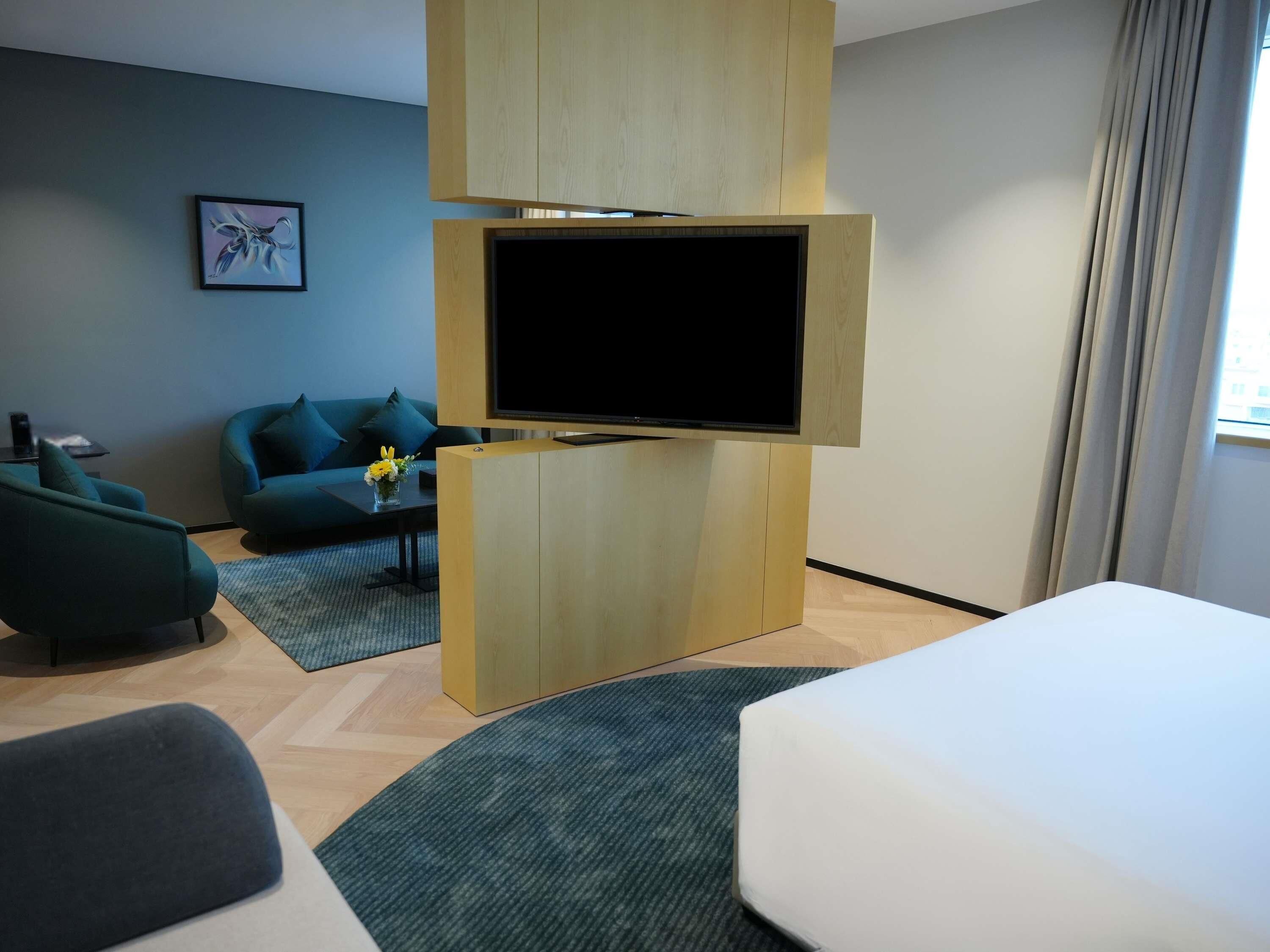 Junior Suite, 1 Queen Bed | Hypo-allergenic bedding, minibar, in-room safe, desk