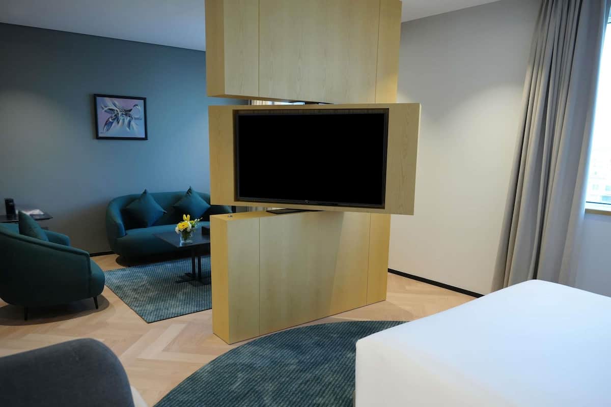 Junior Suite, 1 Queen Bed | Hypo-allergenic bedding, minibar, in-room safe, desk