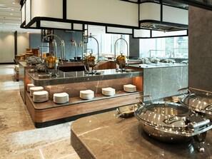 Serveert ontbijt, lunch en diner