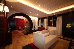 로열 스위트, 주방 | 거실 공간 | LCD TV