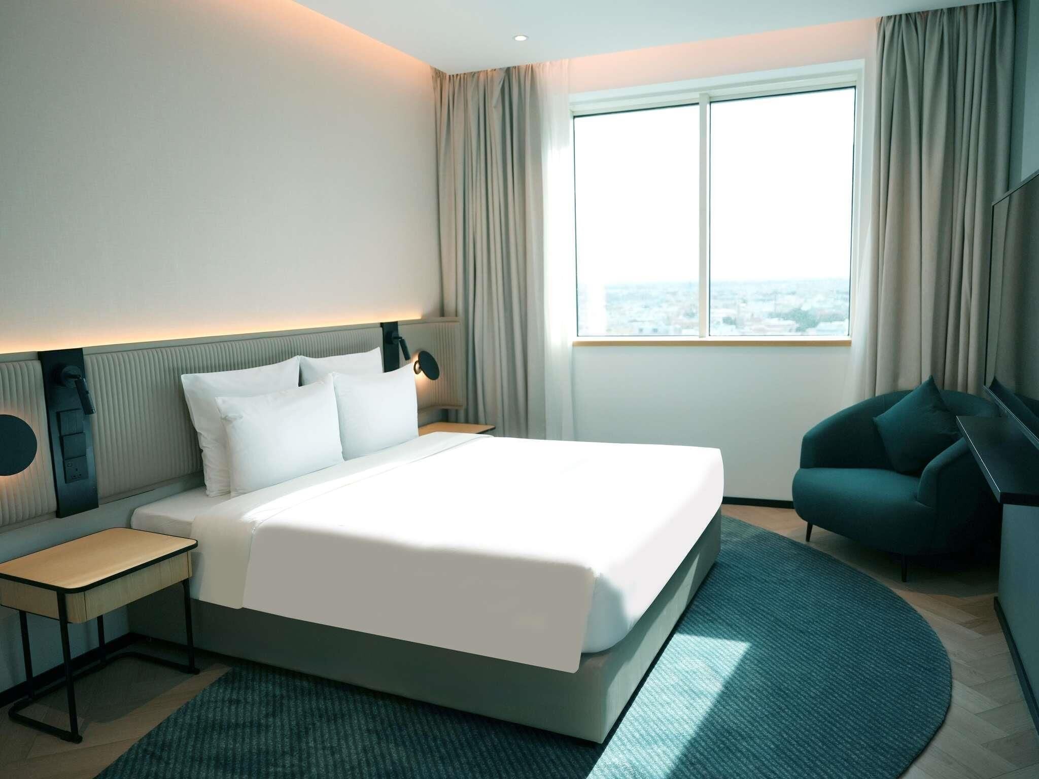 Deluxe Room, 1 Queen Bed | Hypo-allergenic bedding, minibar, in-room safe, desk