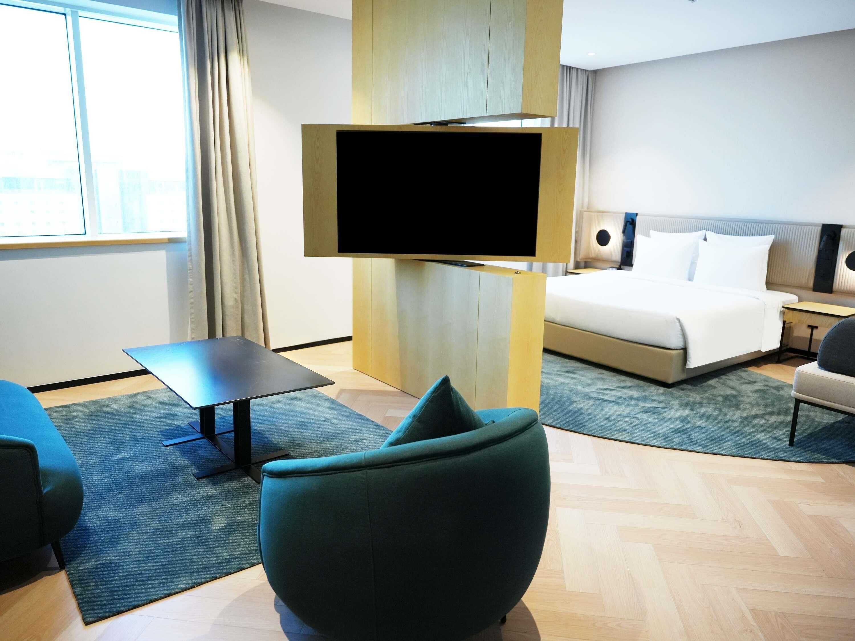 Junior Suite, 1 Queen Bed | Hypo-allergenic bedding, minibar, in-room safe, desk