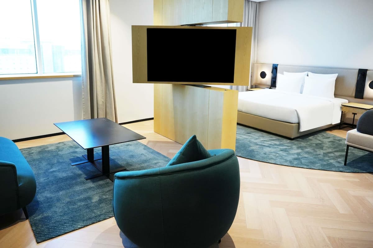 Junior Suite, 1 Queen Bed | Hypo-allergenic bedding, minibar, in-room safe, desk