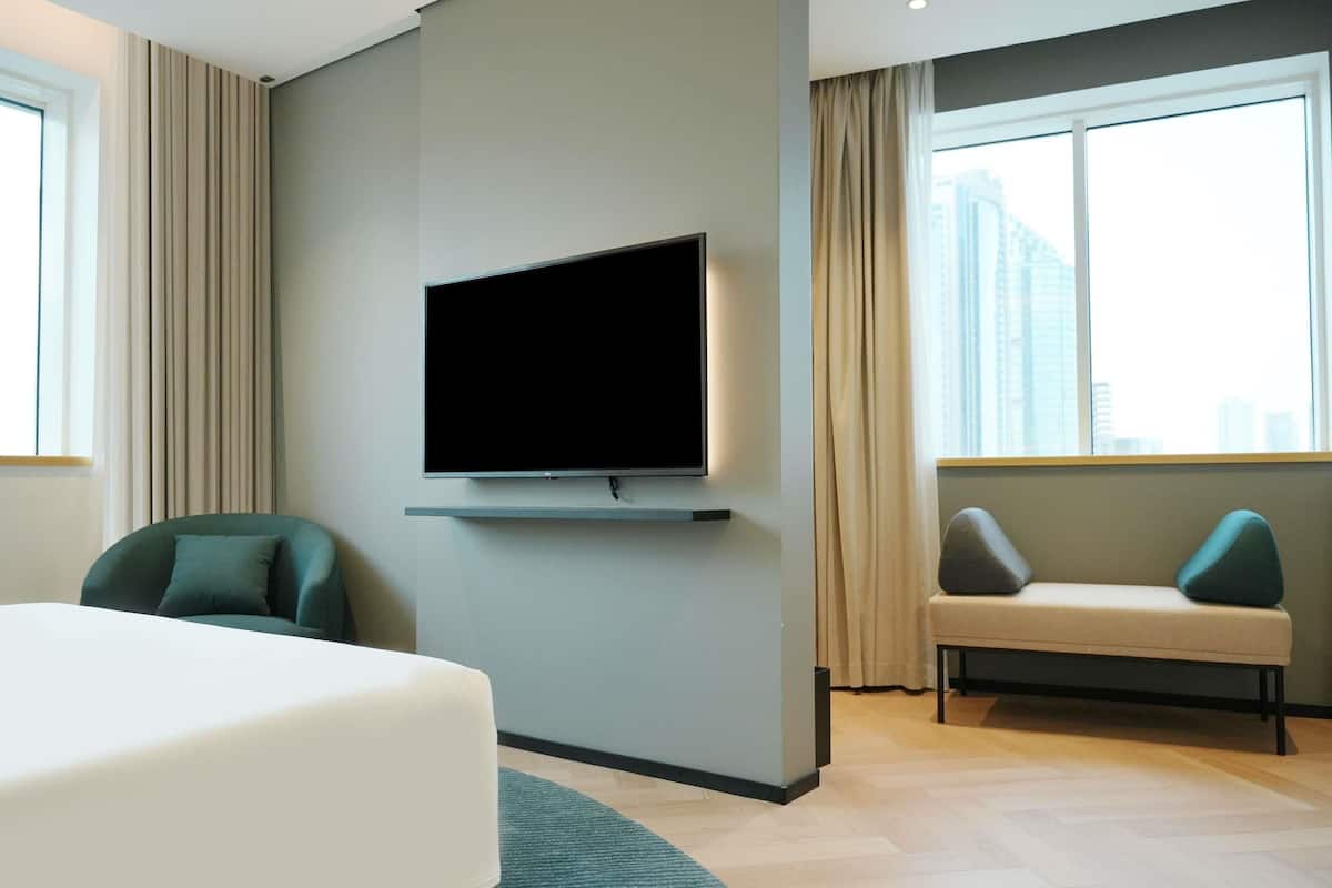 Deluxe Room, 1 Queen Bed | Hypo-allergenic bedding, minibar, in-room safe, desk