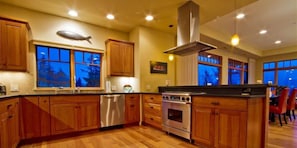 Premium bedding, pillow-top beds, individually decorated - Columbia Cliff Villas Hotel (Hood River)