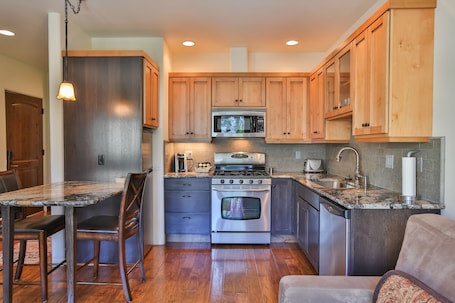 Superior Room, 1 Queen Bed with Sofa bed (Carriage House) | Private kitchen | Coffee/tea maker, electric kettle, eco-friendly cleaning products
