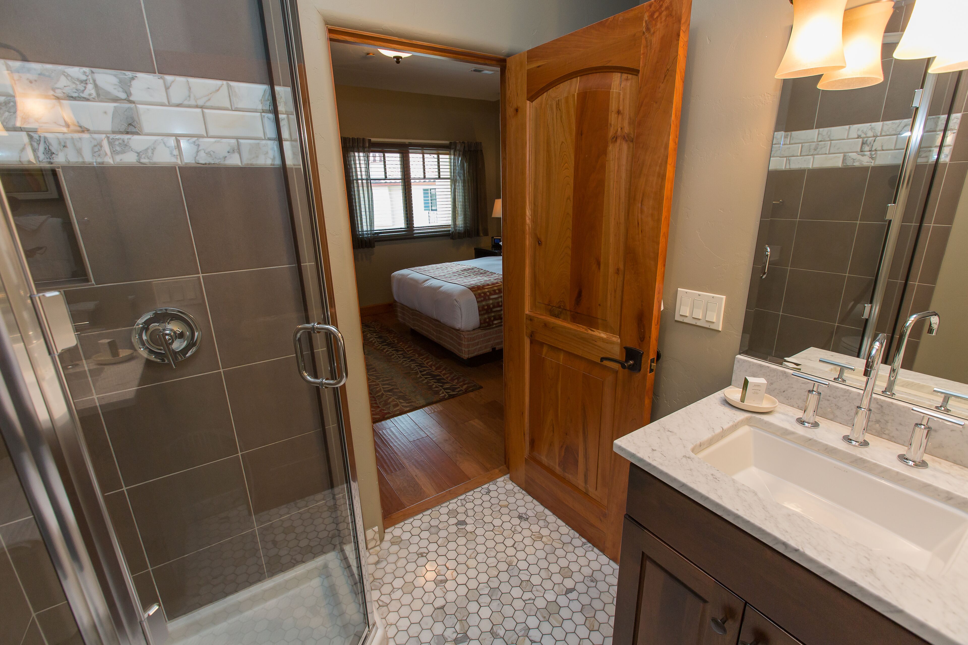 Une salle de bain avec une douche, un lavabo et un miroir.