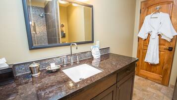 Standard Room, 1 King Bed, River View (River Room) | Bathroom