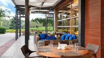 Se sirven desayunos, almuerzos y cenas; con vista al jardín