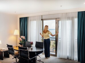 Suite, 1 cama matrimonial y sofá cama | Vista a la playa o el mar