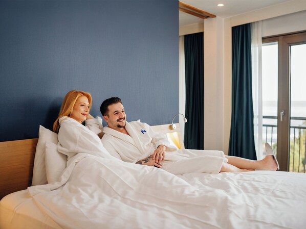 Suite, 1 cama matrimonial y sofá cama | Minibar, caja de seguridad en la habitación y escritorio
