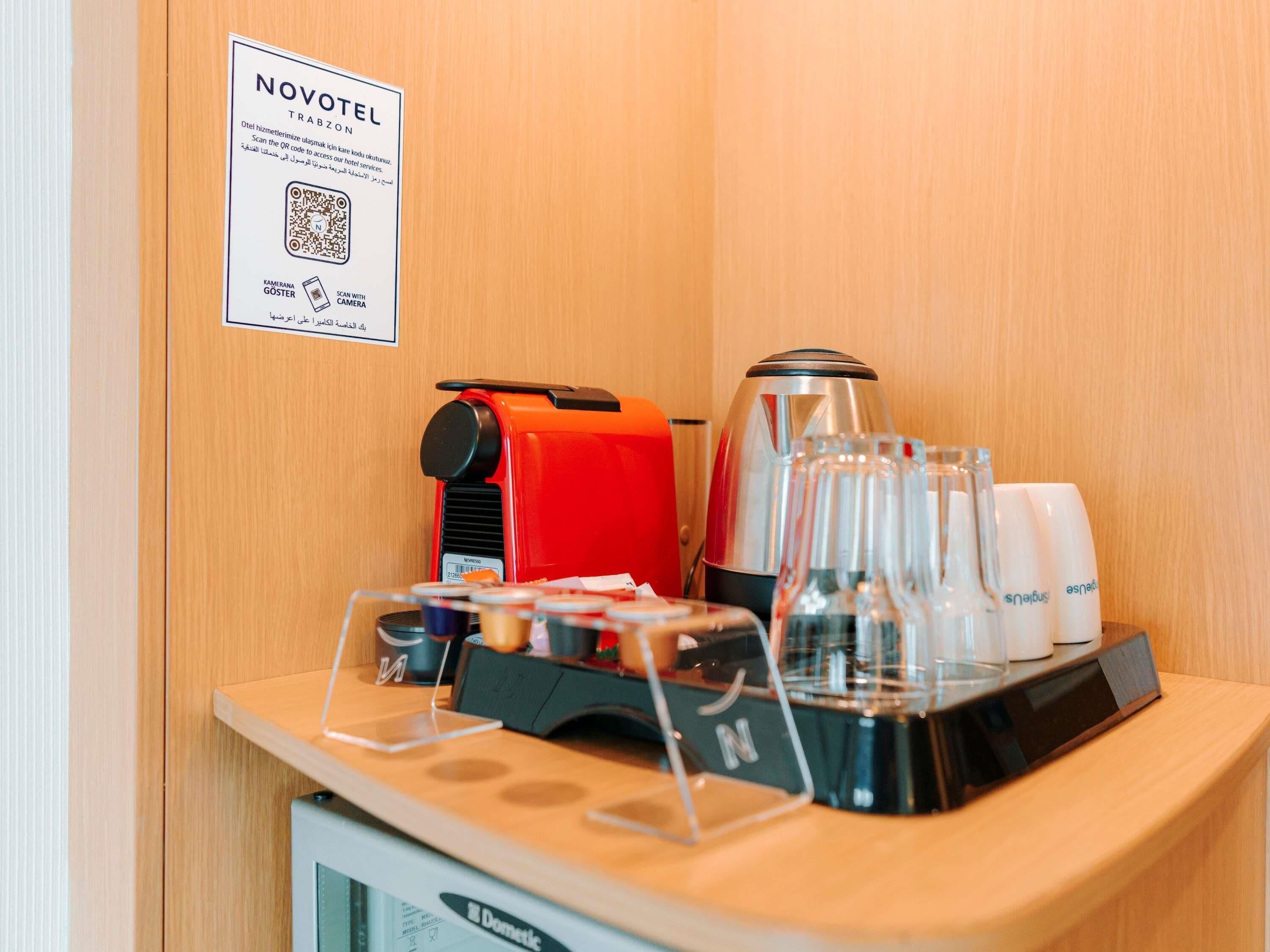 Een minibar, een kluis op de kamer, een bureau, geluiddichte muren