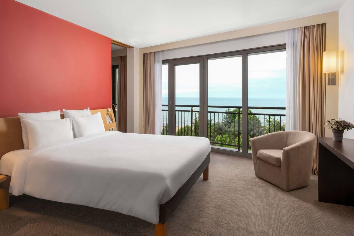 Suite, 1 Double Bed with Sofa bed | Minibar, in-room safe, desk, soundproofing