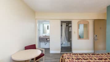 Desk, soundproofing, iron/ironing board, free WiFi