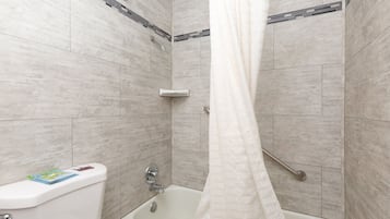 Duschwanne, kostenlose Toilettenartikel, Handtücher