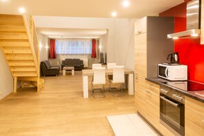 Deluxe Apartment (1 to 7 People) | Private kitchen | Fridge, microwave, stovetop, coffee/tea maker - Wellness Apart Hotel (Brussels)