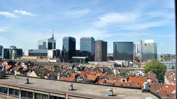 Un paysage urbain comprenant des immeubles modernes de grande hauteur et des bâtiments résidentiels traditionnels de faible hauteur.