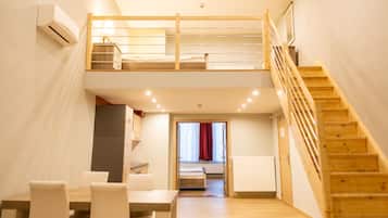 Deluxe-Apartment (1 to 7 People) | Wohnzimmer | Flachbildfernseher