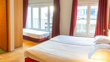 Appartement (Group 1 to 5 People) | Een kluis op de kamer, geluiddichte muren, een strijkplank/strijkijzer