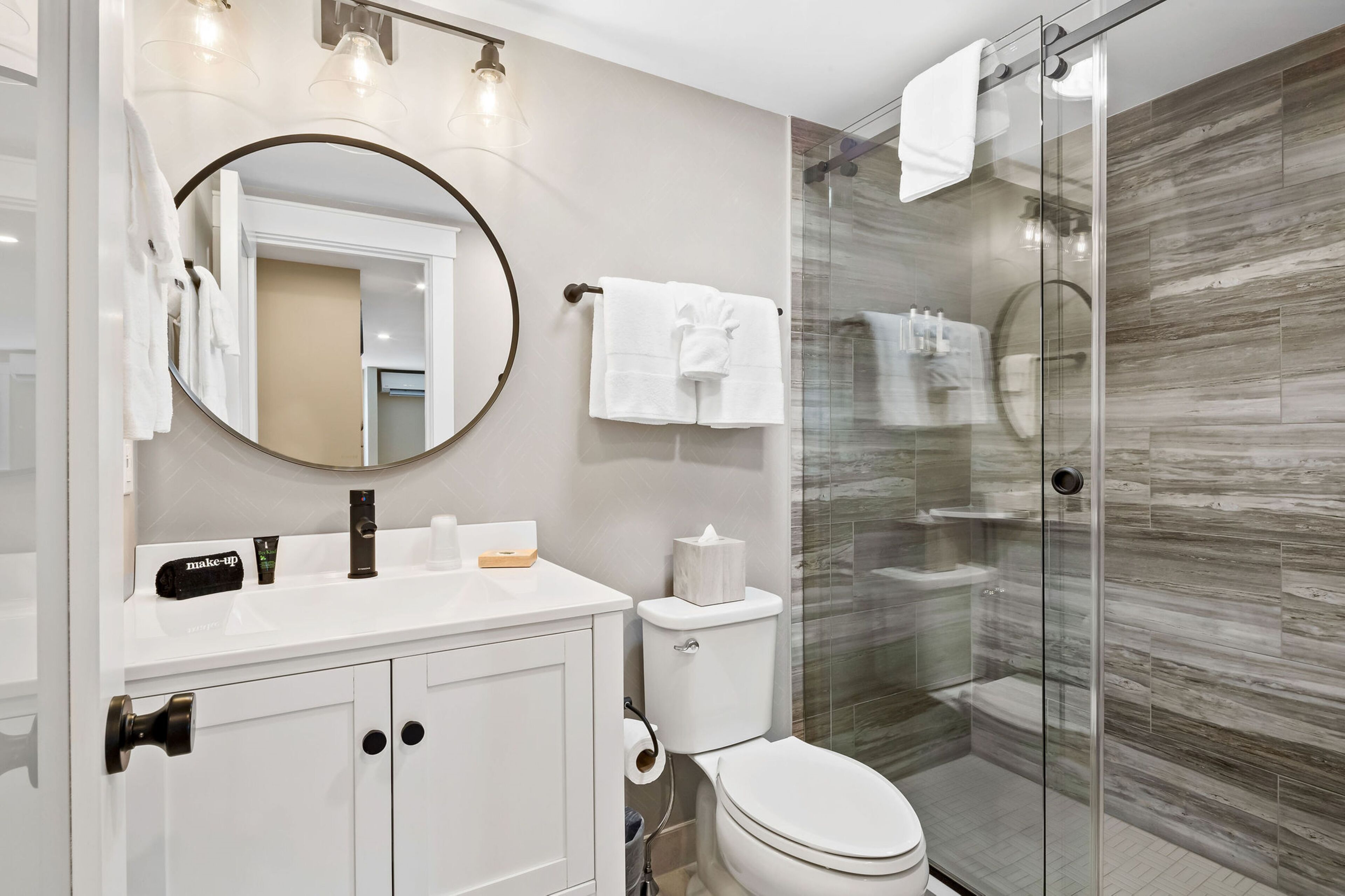 pelham suite | bathroom | shower, designer toiletries, hair dryer, towels