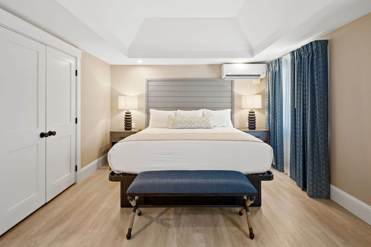 pelham suite | premium bedding, iron/ironing board, free wifi, bed sheets