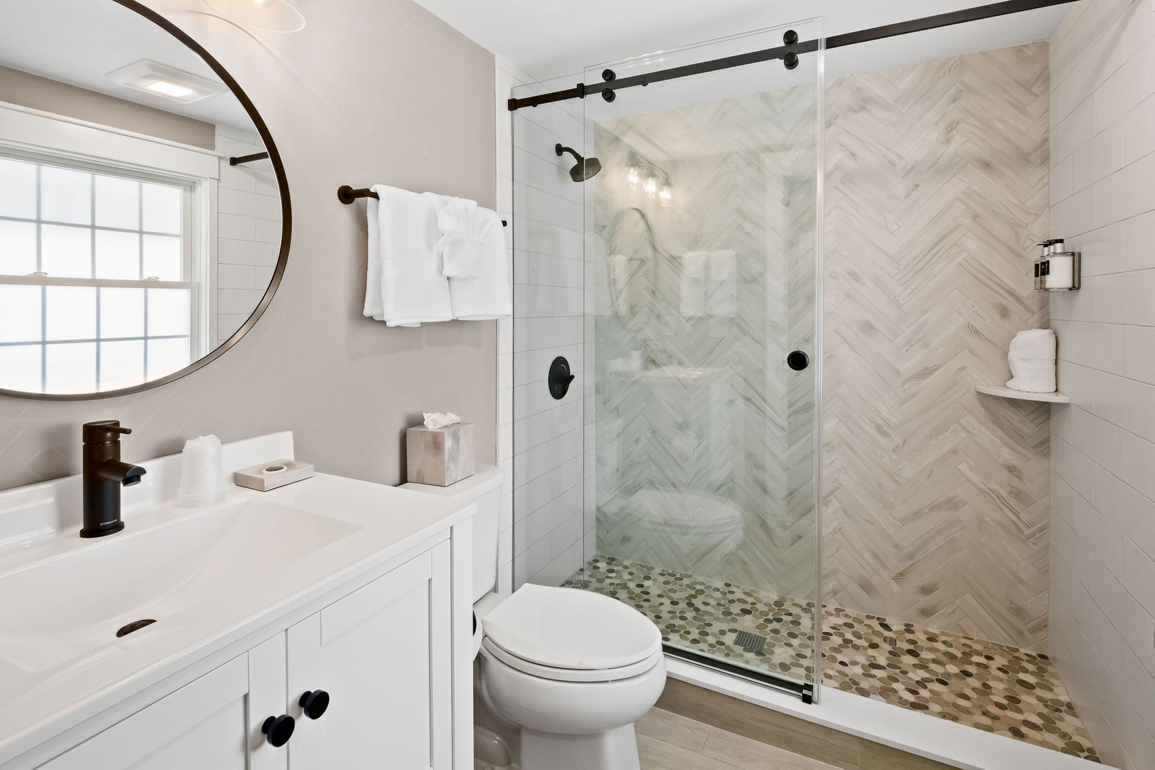 pelham 2 queen | bathroom | shower, designer toiletries, hair dryer, towels