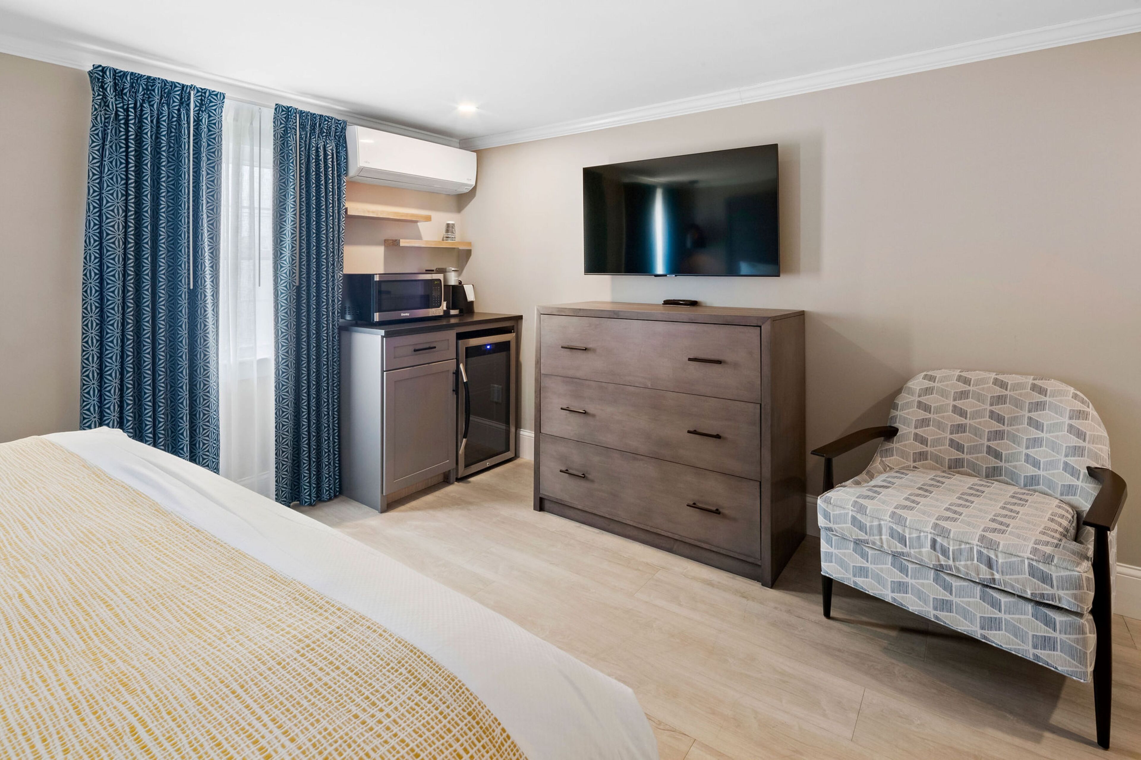 pelham 1 king ada | premium bedding, iron/ironing board, free wifi, bed sheets