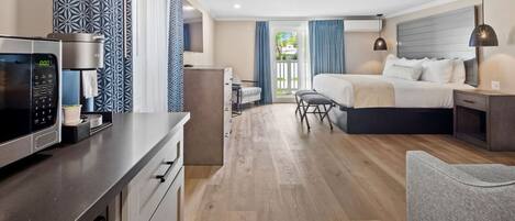 Pelham 1 King + Balcony + Sleeper | Premium bedding, iron/ironing board, free WiFi, bed sheets