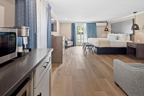 Pelham 1 King + Balcony + Sleeper | Premium bedding, iron/ironing board, free WiFi, bed sheets - Love Farms Lodge (West Dennis)