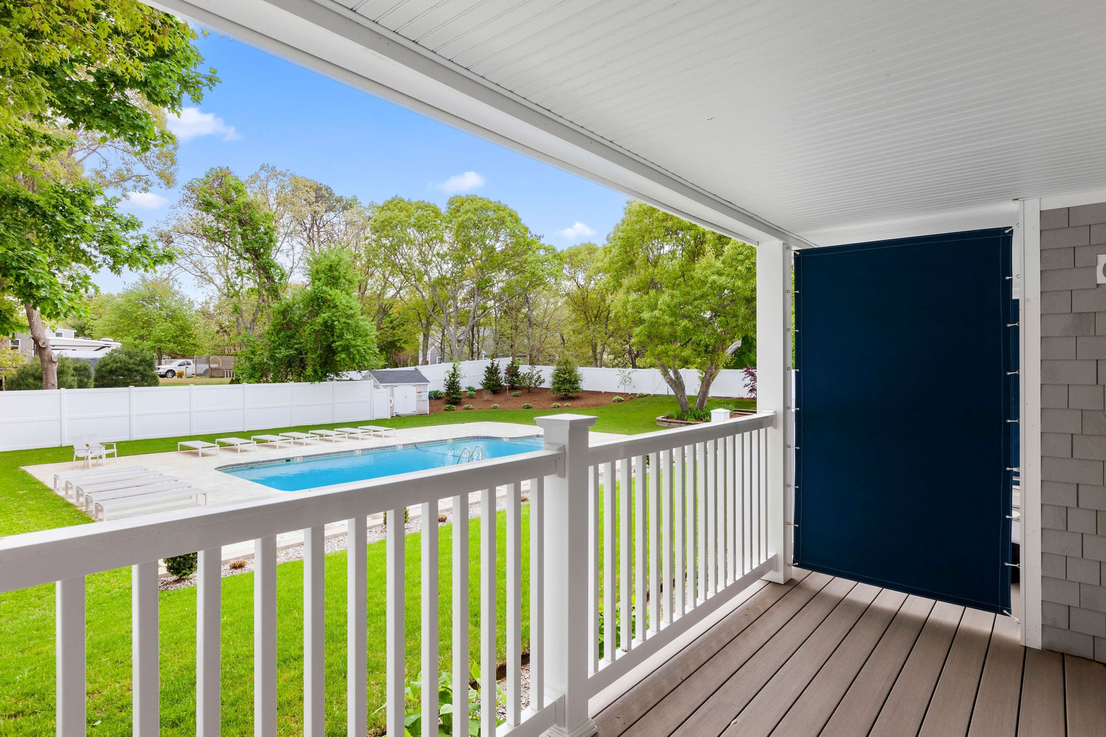 pelham 1 king + balcony + sleeper | terrace/patio