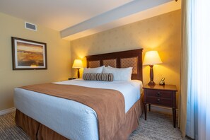 低過敏寢具、舒適加層、書桌、筆電工作空間