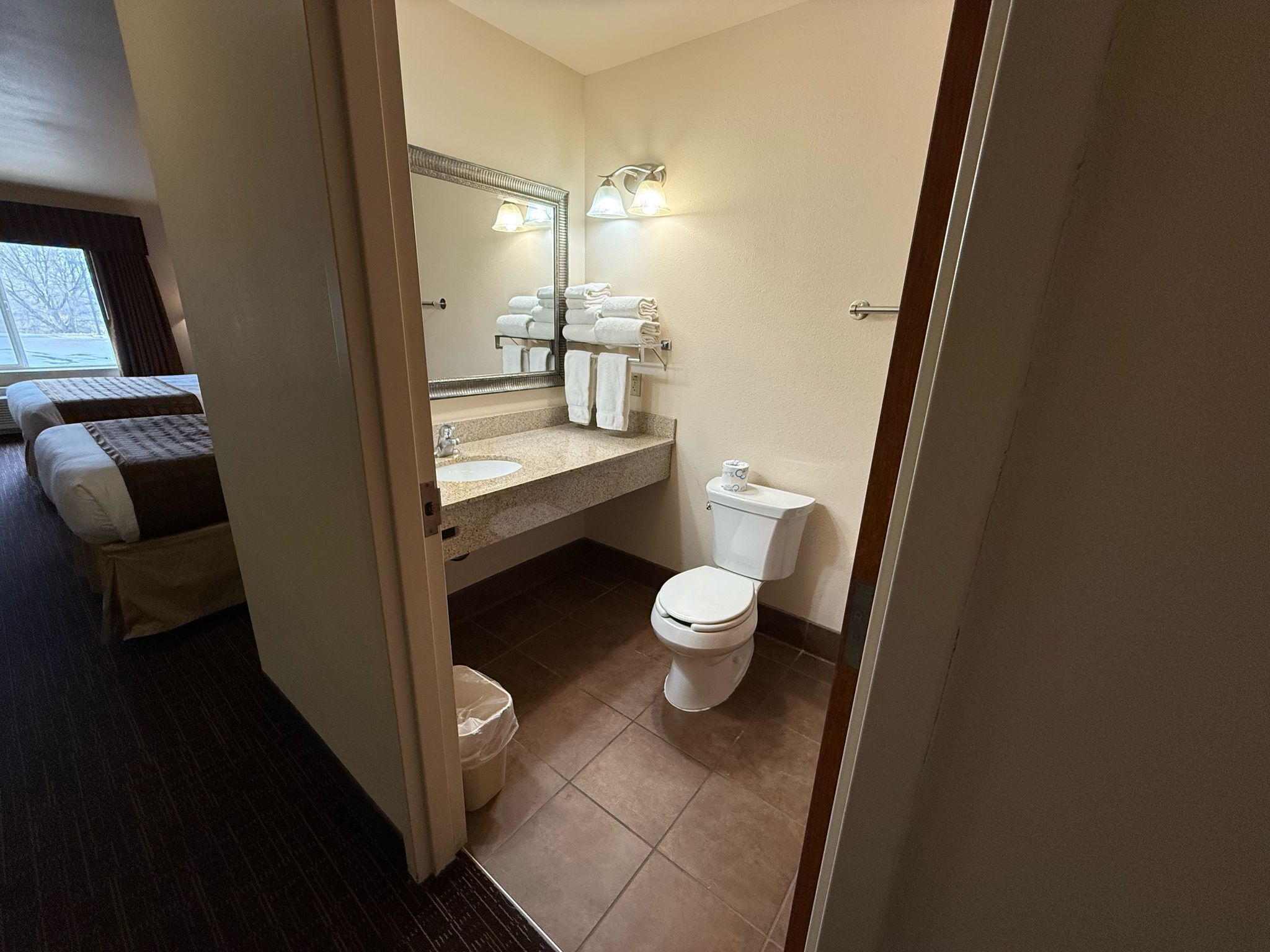 combined shower/bathtub, hair dryer, towels