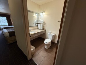 Combined shower/tub, hair dryer, towels - Richland Inn & Suites (Sidney)