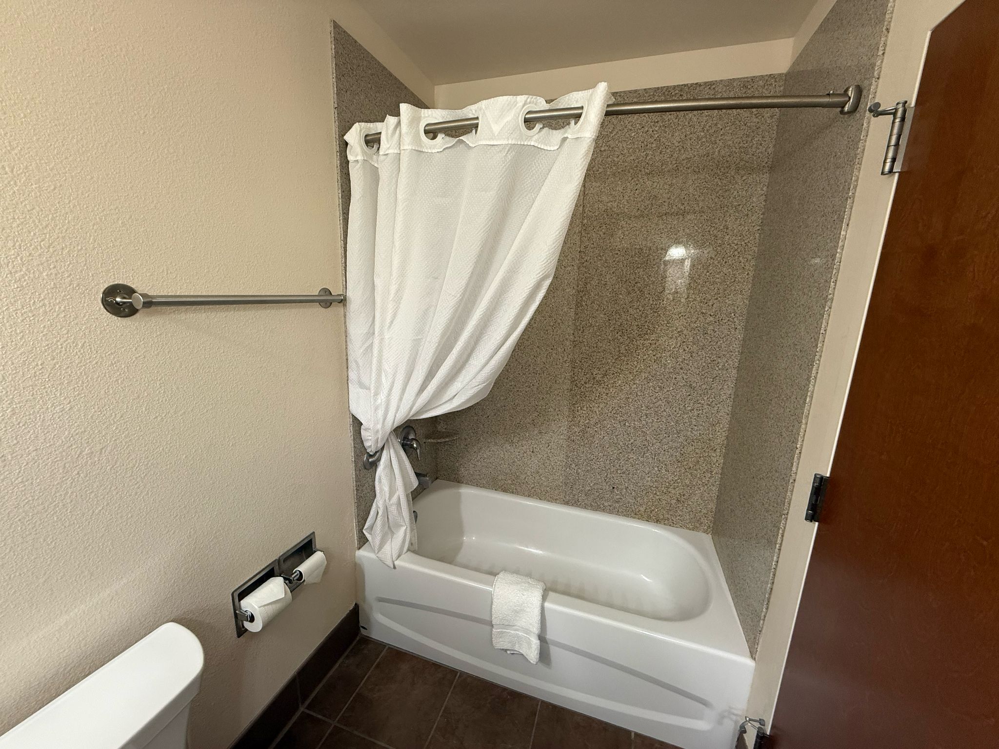 combined shower/bathtub, hair dryer, towels