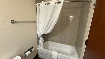 Ensemble baignoire-douche, séchoir à cheveux, serviettes fournies