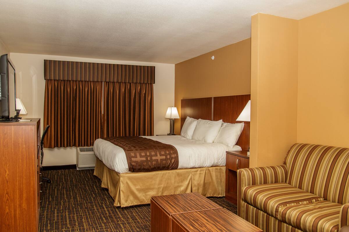 Desk, iron/ironing board, free rollaway beds, free WiFi