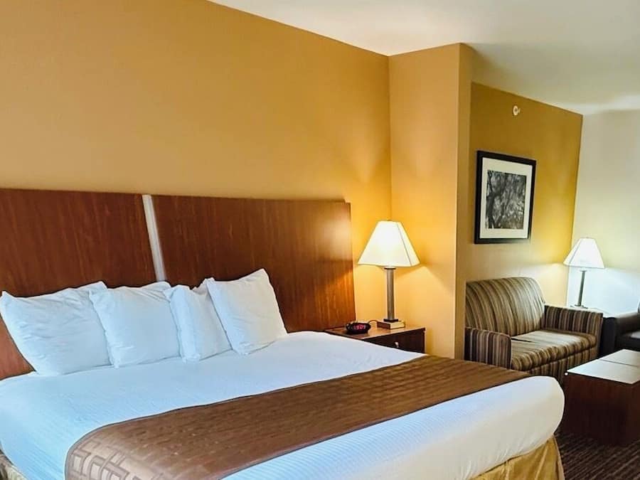 Laptop workspace, iron/ironing board, free WiFi, bed sheets