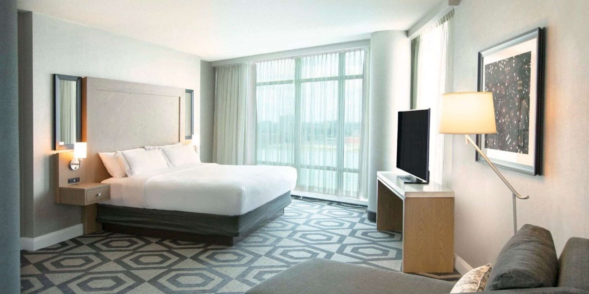 أغطية فراش متميزة وأسرّة بطبقة علوية مريحة وخزنة داخل الغرفة ومكتب