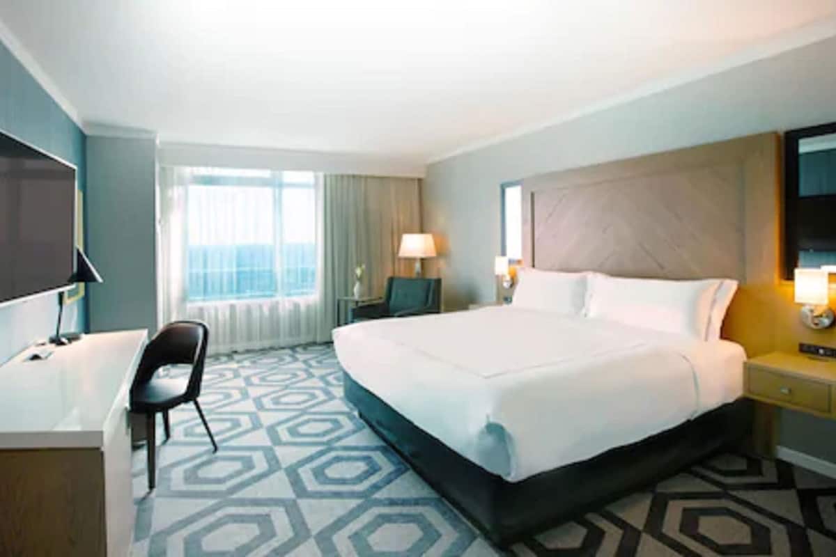 أغطية فراش متميزة وأسرّة بطبقة علوية مريحة وخزنة داخل الغرفة ومكتب