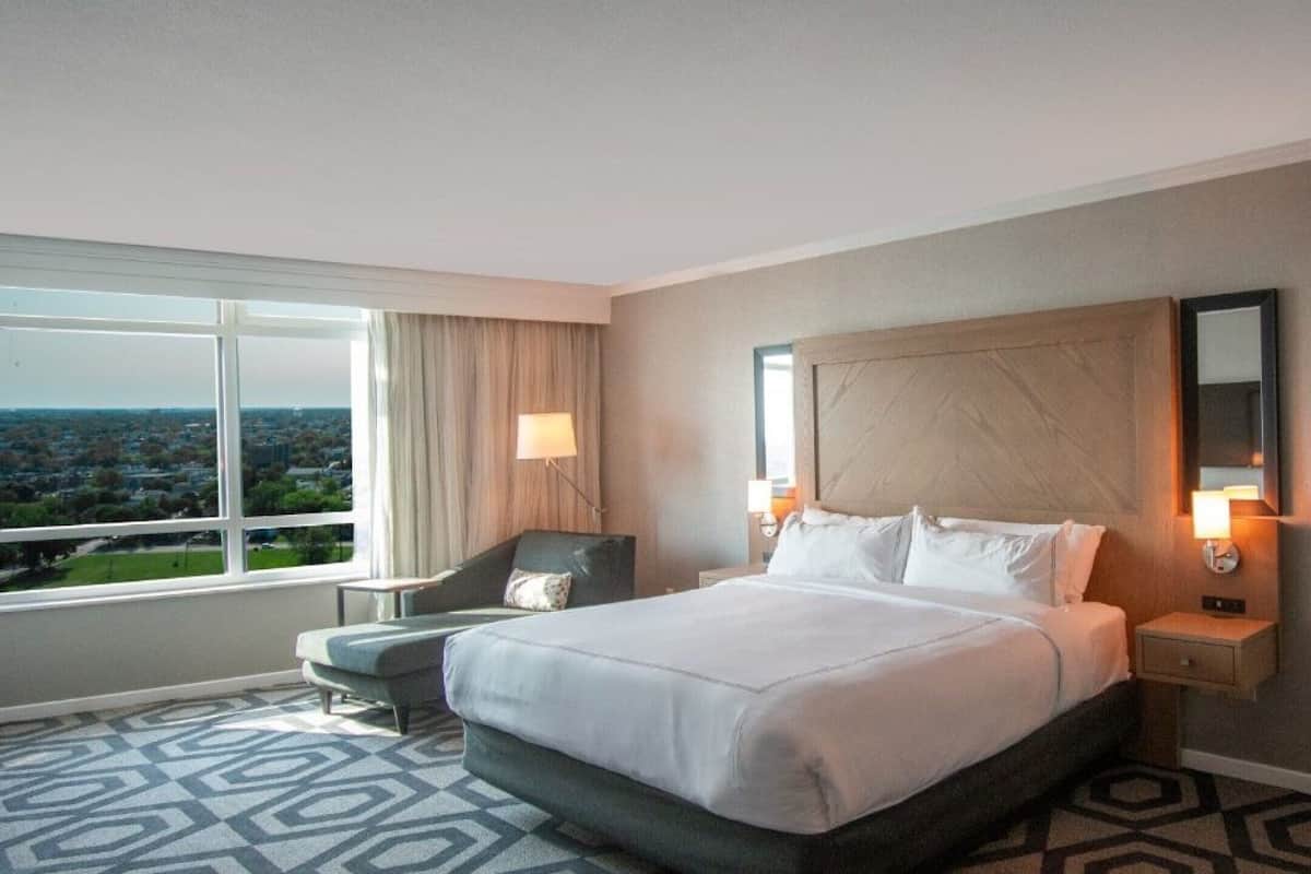 Suite Deluxe, 1 llit de matrimoni gran, vistes a la ciutat, torre | Roba de llit d'alta qualitat i matalassos amb encoixinament addicional
