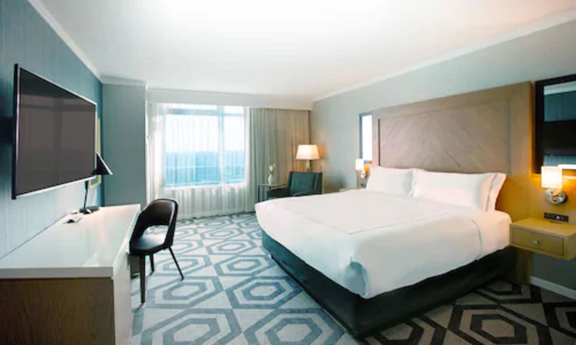 أغطية فراش متميزة وأسرّة بطبقة علوية مريحة وخزنة داخل الغرفة ومكتب